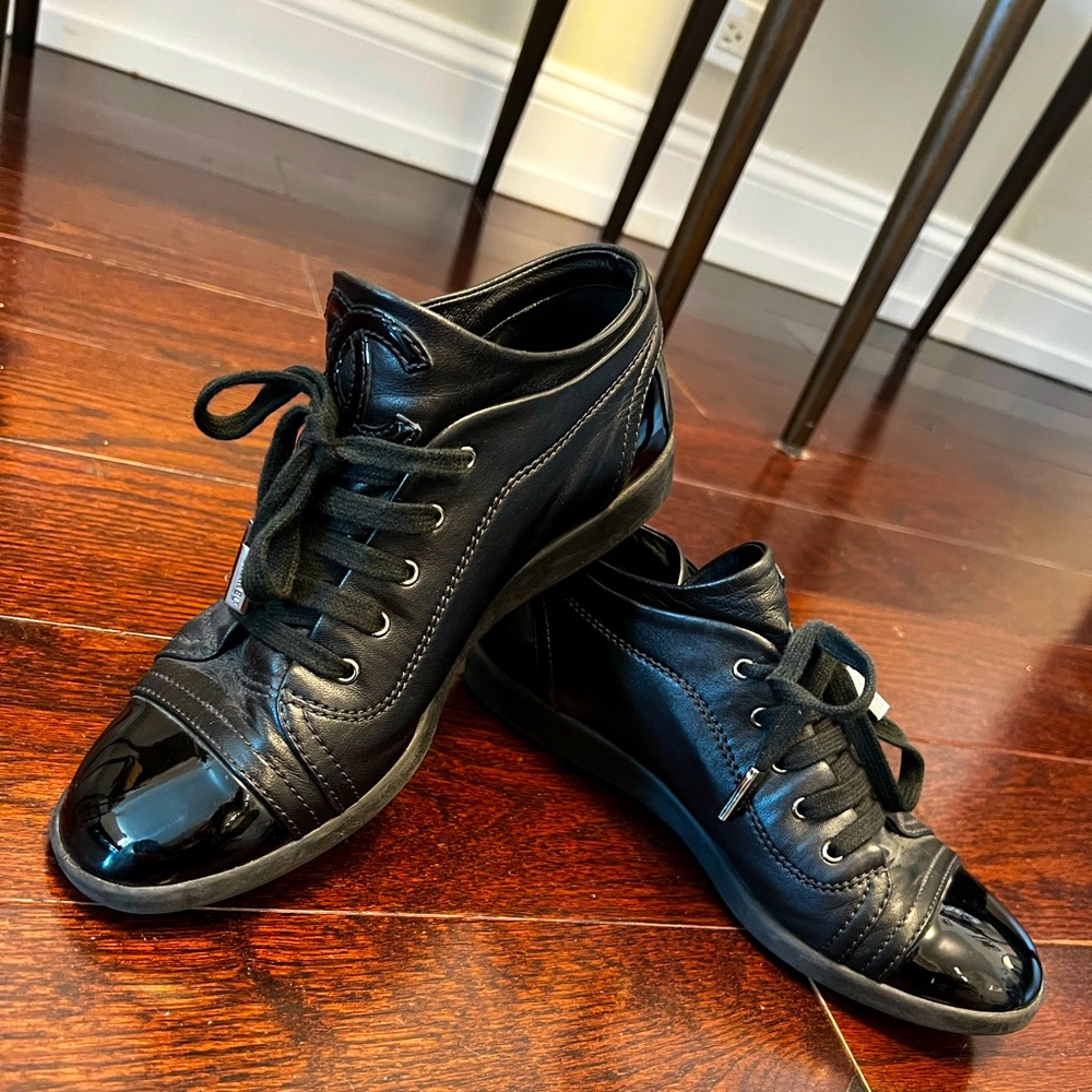 Interlocking CC logo leather Chanel sneakers - Picture 1 of 2